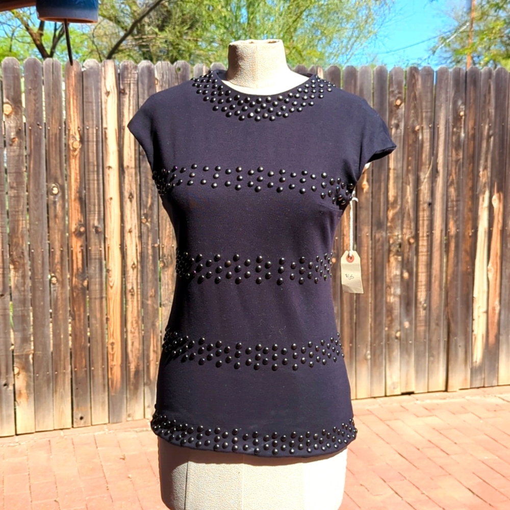Novella Royale black fitted top